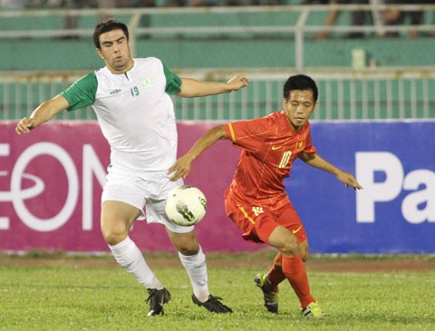 Có thể thấy, các cầu thủ Turkmenistan có thể hình và thể lực hơn hẳn các cầu thủ chủ nhà. Những phút đầu tiên của hiệp một, tuyển Việt Nam gặp rất nhiều khó khăn trong việc triển khai lối chơi của mình...